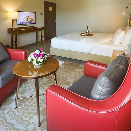 The Grandeur Boutique Hotel Мумбаи Экстерьер фото